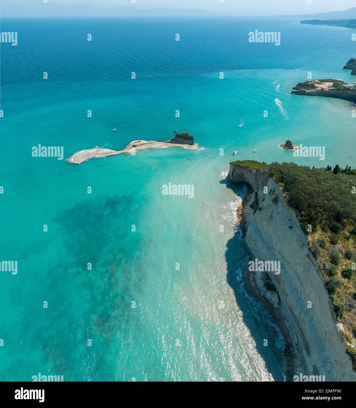 Luftaufnahme der Klippe mit Blick auf das Meer in der Nähe des Apotripiti-Strandes und des Mermaid`s-Felsens, einem Vorgebirge auf dem kristallklaren Meer. Korfu Insel, Griechenland Stockfoto